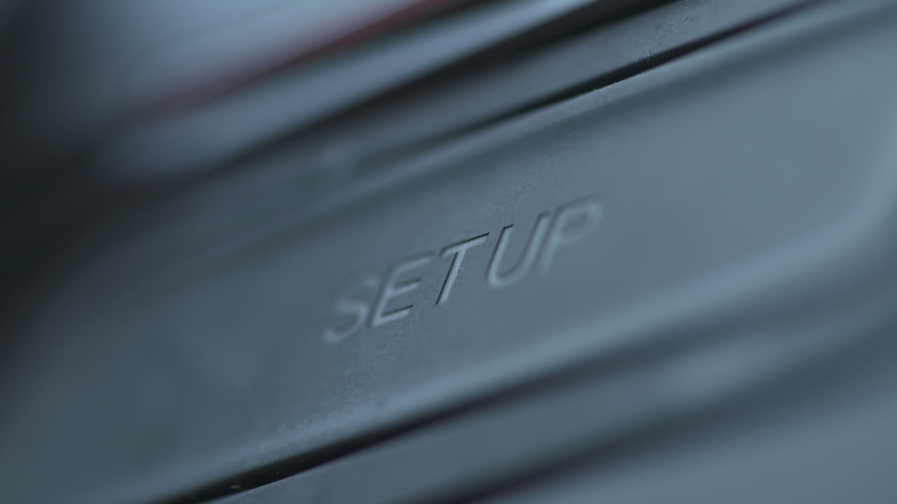 dedo presionando el botón de configuración en el tablero de un vehículo