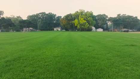 campo abierto durante el amanecer en verano