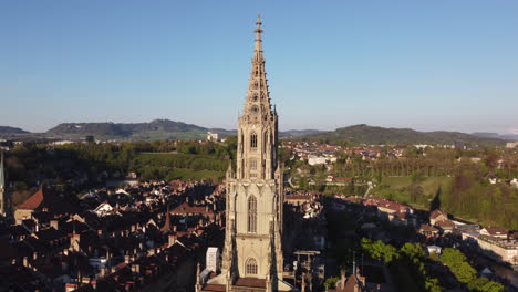 toma en órbita lenta del sujeto de la catedral de berna en suiza en un día soleado