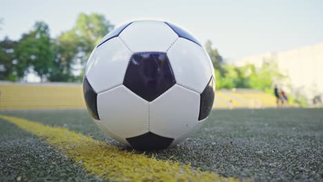 fußball auf dem spielfeld. künstliches fußballfeld