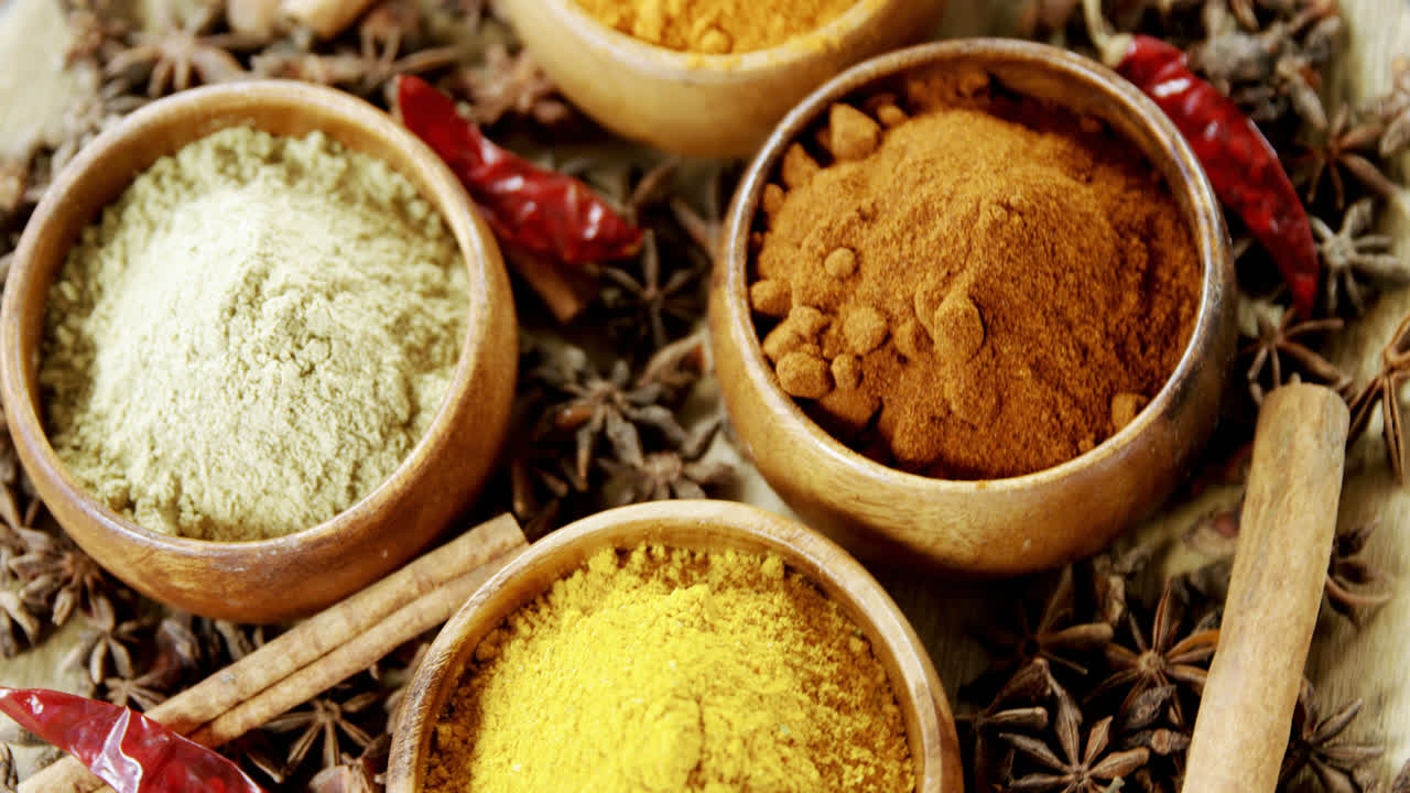 polvo de especias en un cuenco 4k