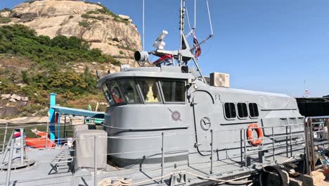 persona que sube a un barco desde un muelle a lo largo del tiempo