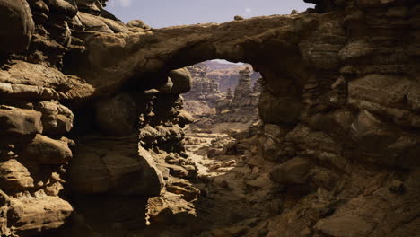 majestuosa formación de arco rocoso en un escarpado paisaje de cañón bajo un cielo despejado