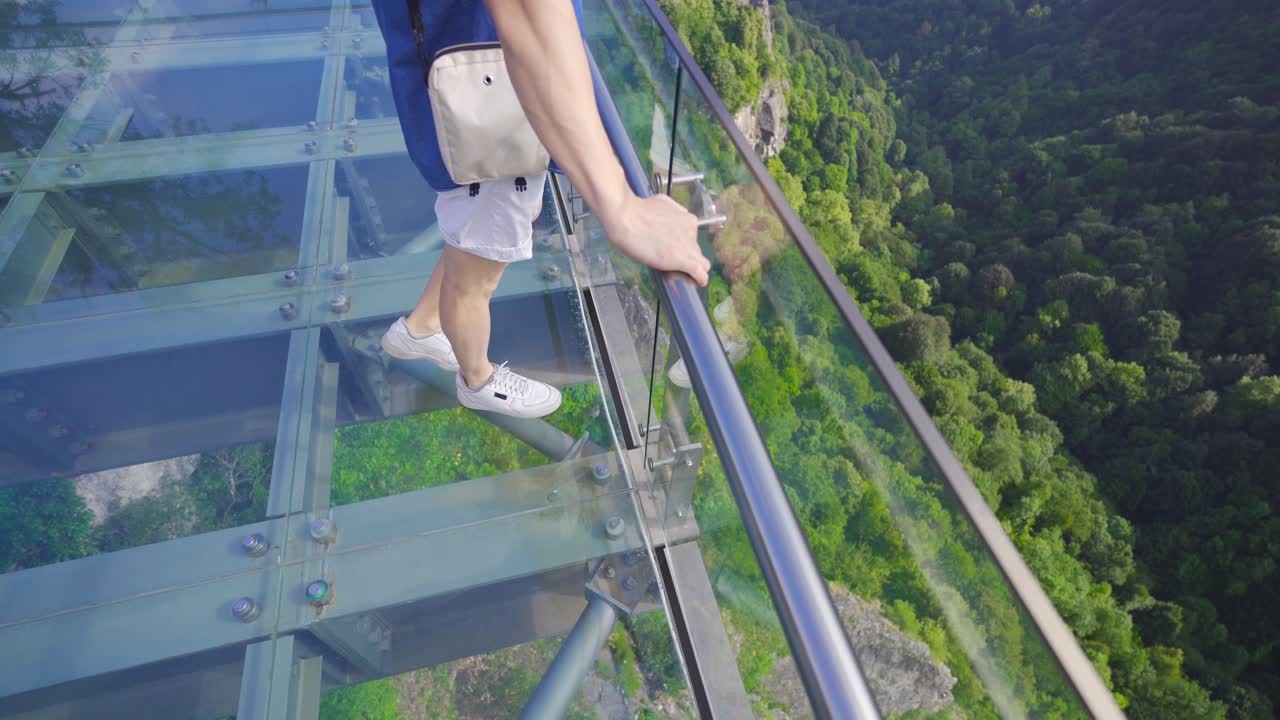 vagando por el valle en la terraza de vidrio.