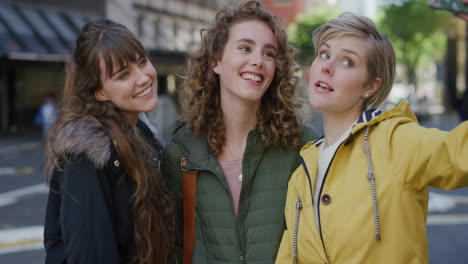 grupo de hermosas amigas posando tomando fotos selfie usando la cámara del teléfono inteligente disfrutando del estilo de vida urbano de la ciudad viajando juntas felices y emocionadas amigas pasando el rato