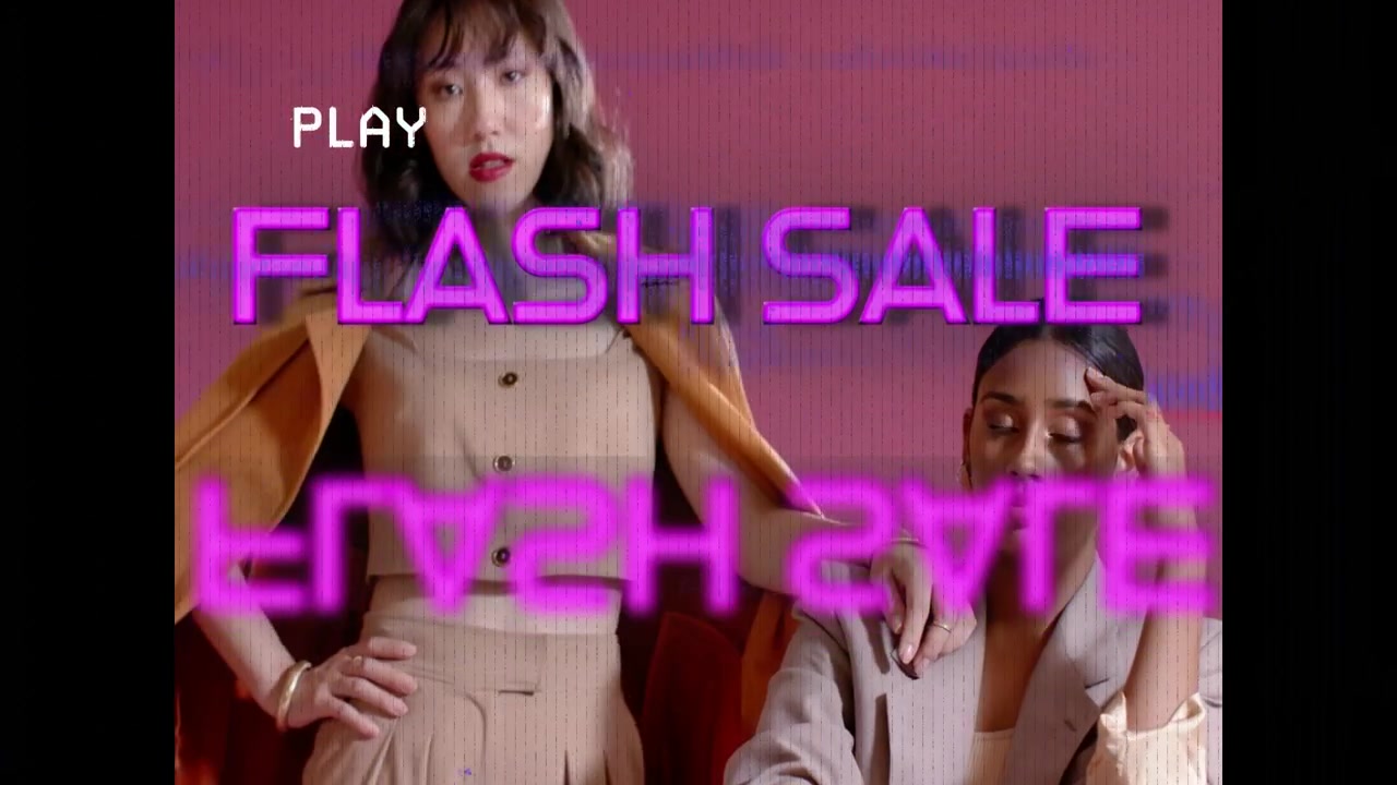 To modeller poserer på et lyserødt sæt, den anden kommer ind og slutter sig til posen, med neon "FLASH SALE" der glitcher for mode.
