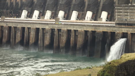 compuertas del aliviadero de la represa de itaipu, cámara lenta