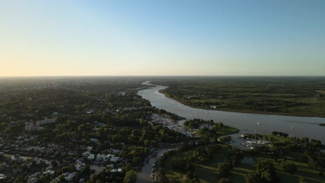 vista aérea de un camino fluvial a los deltas del paraná en buenos aires, argentina