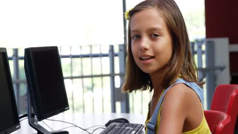 estudiante usando la computadora en el aula