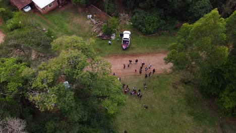 Drone-Shot-Argentina-Pueblo-De-Santa-Ana-Con-Gente-En-Las-Calles-Bosque-Con-Mediodía-Por-La-Tarde-Con-Cielo-Azul-Paisaje-Nublado-Alrededor-De-La-Casa-De-Santa-Ana-En-El-Bosque