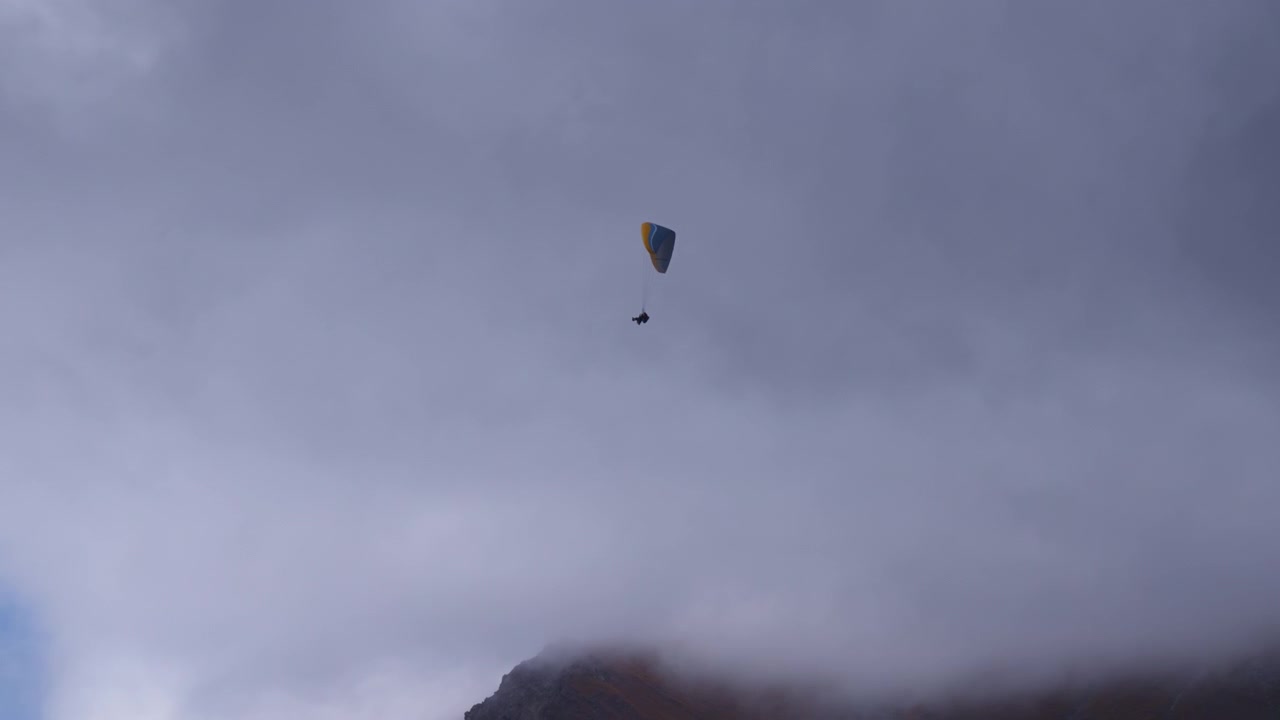 Paragliding gennem de tågede bjerge