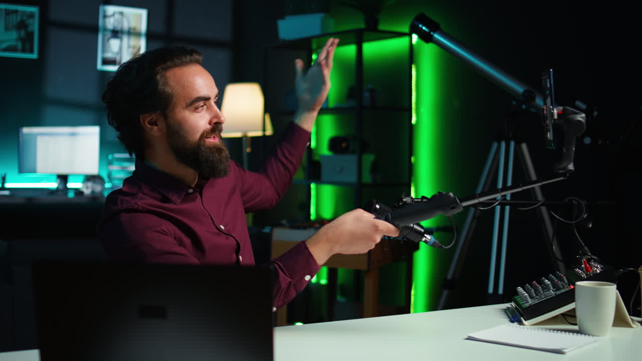 influencer haciendo un signo de paz en el frente en un teléfono móvil conectado a un palo de selfie