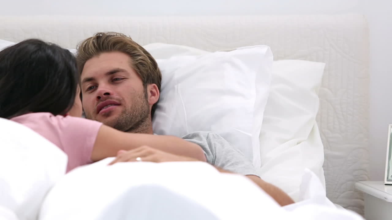 커플이 대화하고 안고