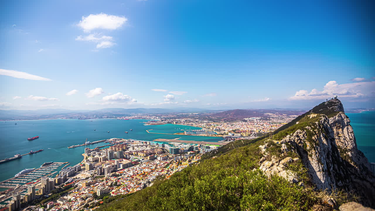 지브롤터 의 상부 바위 에 있는 케이블 카 탑 스테이션 에서의 전망