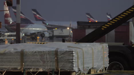 Una-Carga-En-Movimiento-En-El-Patio-De-Un-Aeropuerto