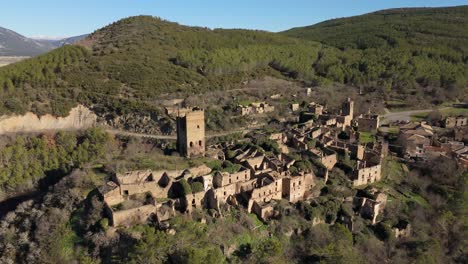 Drone-Orbitando-El-Castillo-Medieval-Del-Pueblo-Abandonado-De-Ruesta,-España