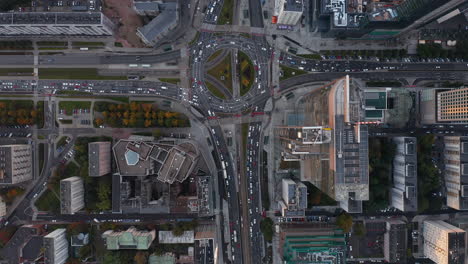 Vista-Aérea-De-Pájaros-Vista-De-Arriba-Hacia-Abajo-Del-Tráfico-Pesado-Alrededor-De-Una-Gran-Rotonda-En-La-Ciudad.-Varsovia,-Polonia