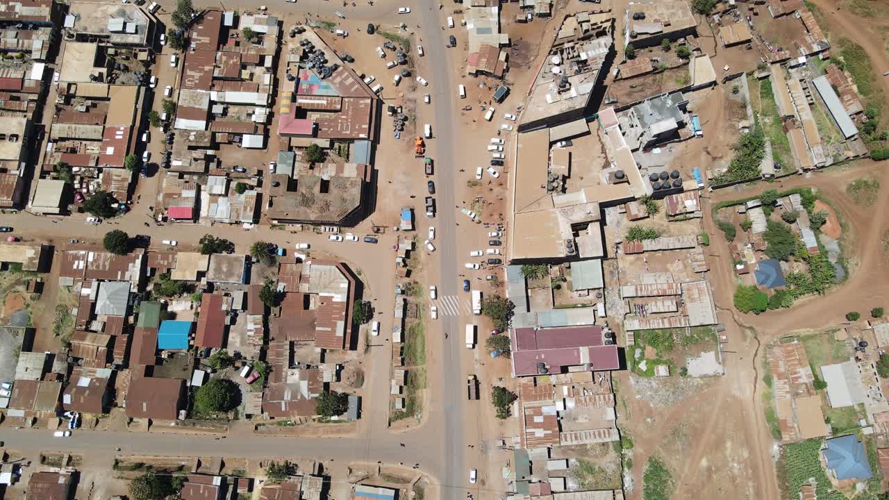 Vista aerea di una città con edifici e strade
