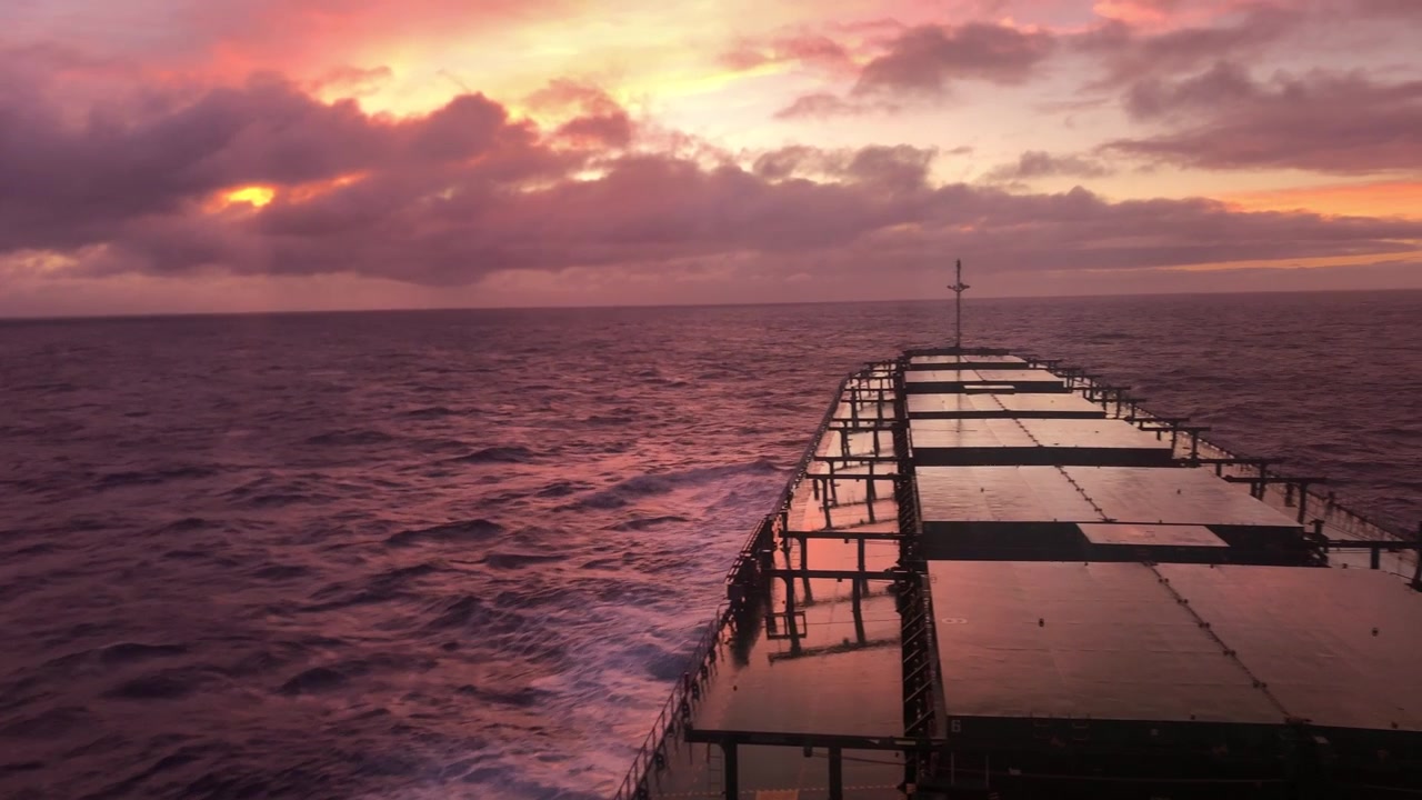 4K (24fps) Bellissima alba dal ponte di osservazione di una nave in mezzo all'Oceano Pacifico