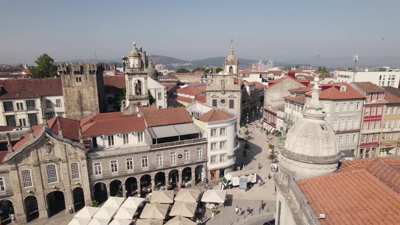 Primo piano di edifici e cupole del centro di Braga durante il giorno