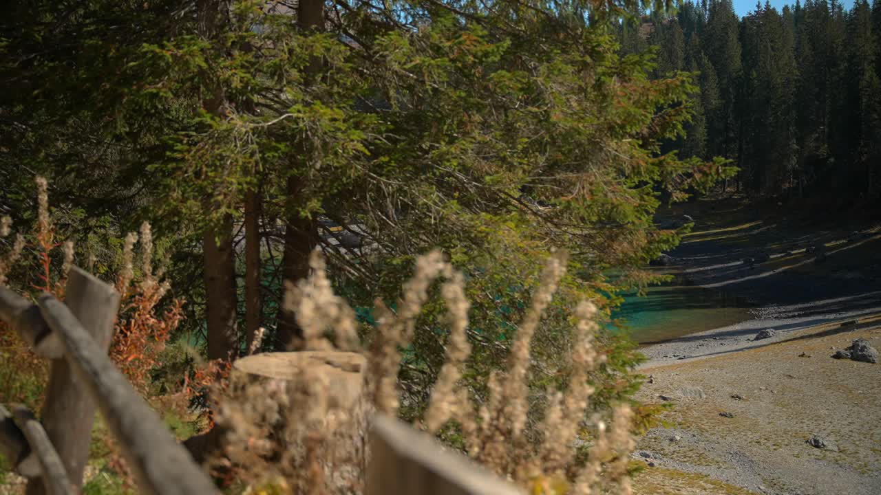 imágenes del lago lago di carezza en dolomitas italianas en los alpes europeos