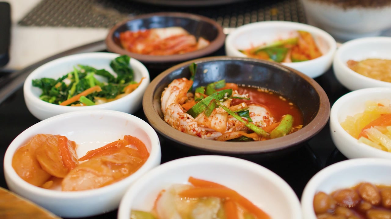 Berbagai Hidangan Sampingan Banchan Korea Disajikan dalam Mangkuk Kecil