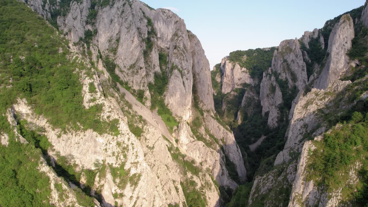 Montanhas de calcário durante o pôr do sol em luz etérea, esculpidas por um rio