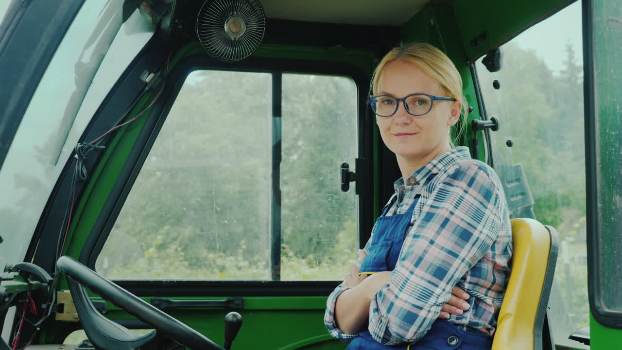 retrato de mujer de conductor de tractor sonriendo mirando a la cámara
