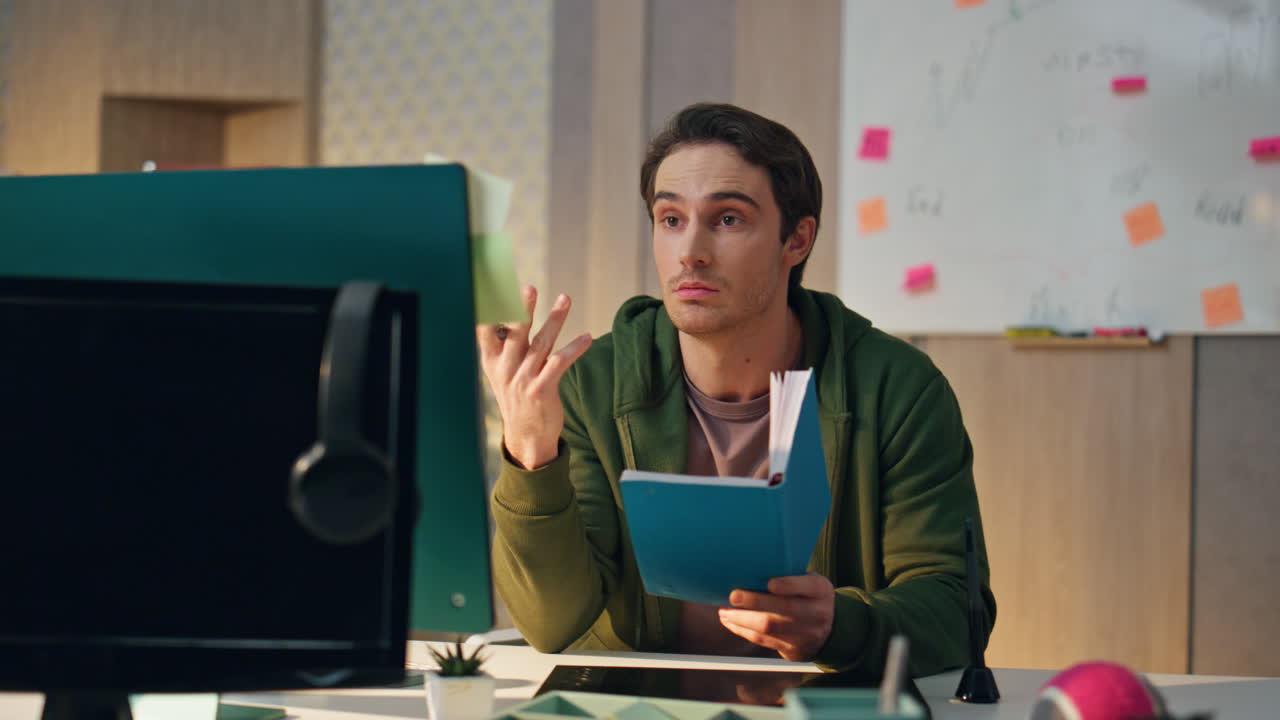 hombre confiado hablando oficina de llamada virtual primer plano. dueño inteligente sosteniendo cuaderno