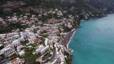 Bunte-Häuser-Auf-Den-Klippen-Des-Malerischen-Positano,-Italien