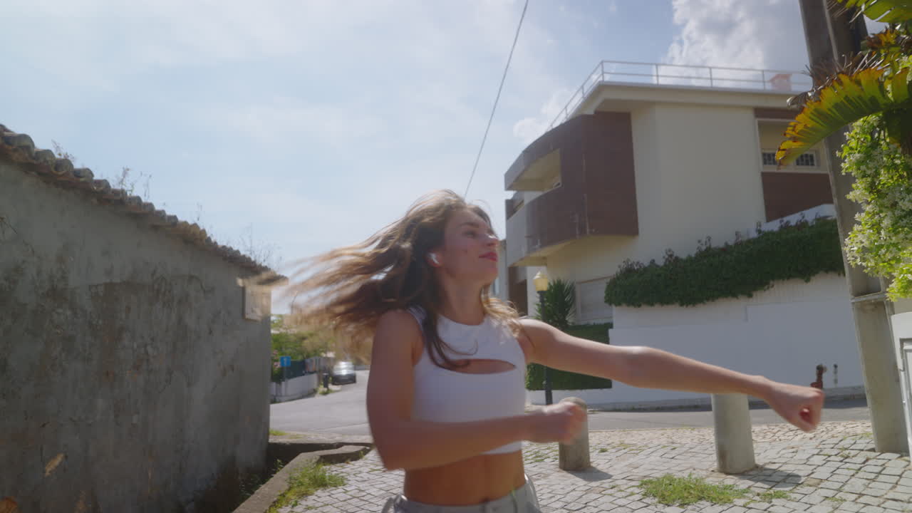 mujer bailando en la ciudad