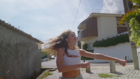 mujer bailando en la ciudad