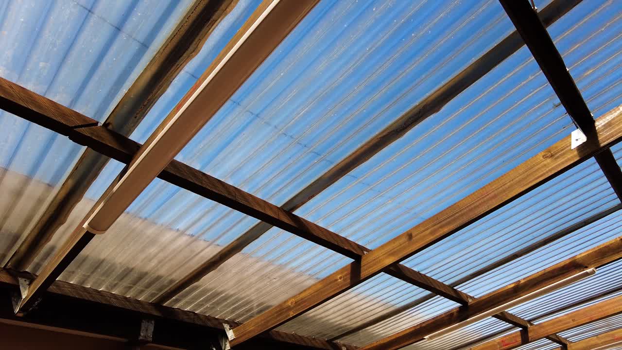 garaje de madera con techo con vista al cielo en un día soleado