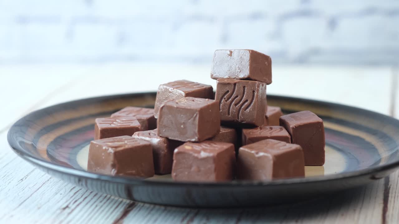 cuadrados de chocolate en un plato