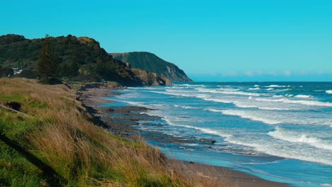 vista panorámica de la playa de wainui y el promontorio de makaorori