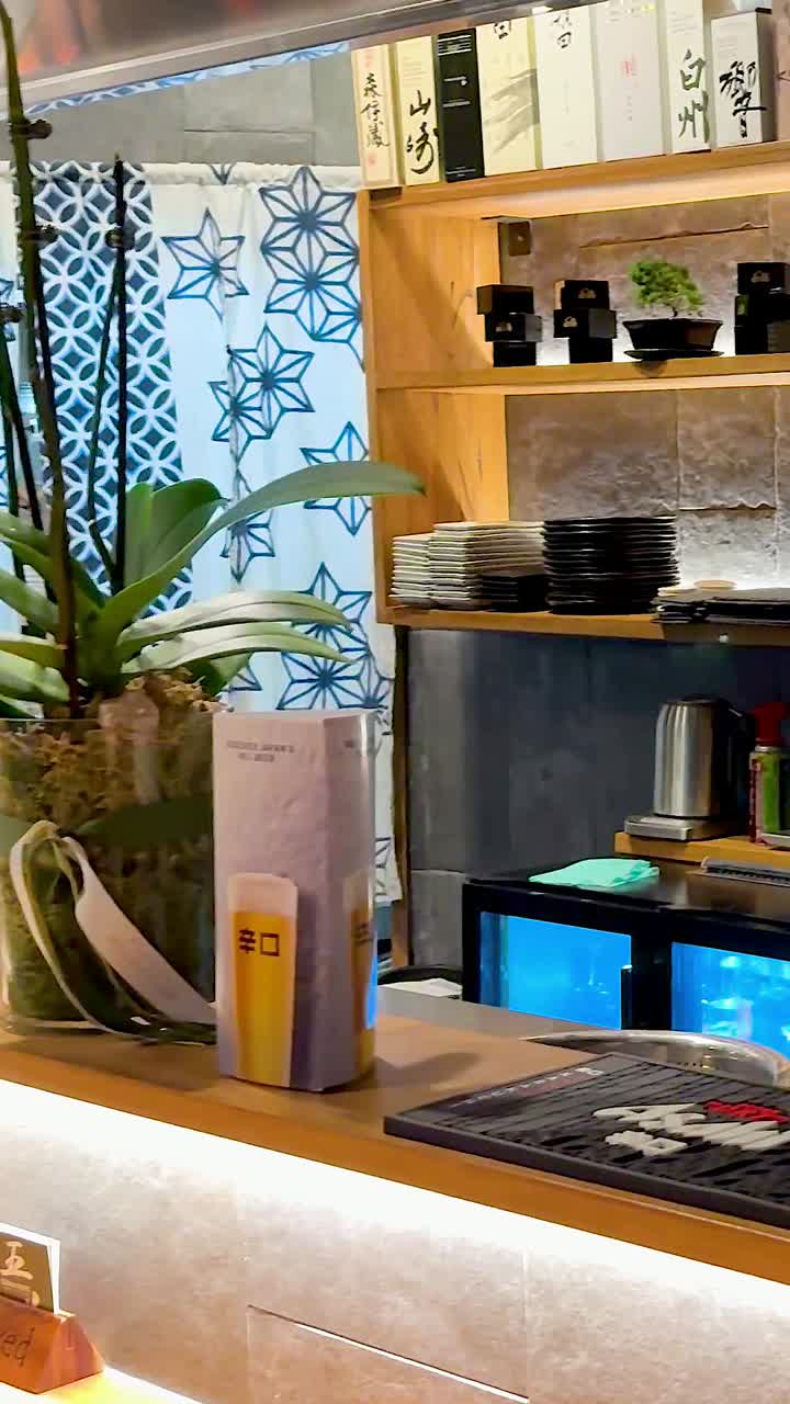 elegante configuración del bar con decoración tradicional japonesa