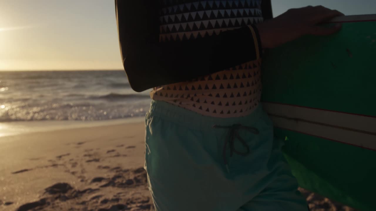 해변에서 서프보드와 함께 노인