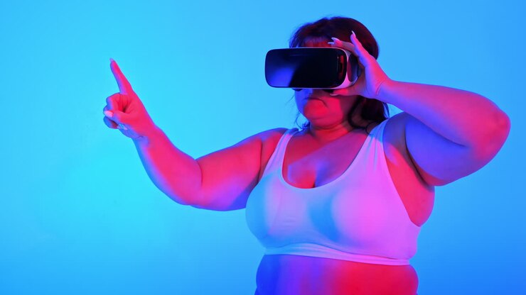 Donna in sovrappeso in tuta da ginnastica e visore VR in posa in uno studio con sfondo blu e illuminazione rossa