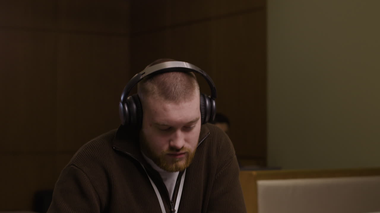 hombre con auriculares