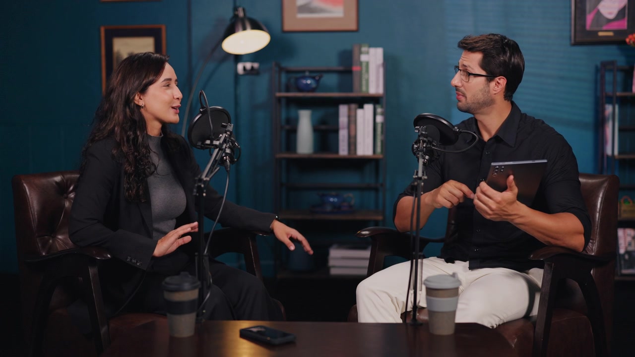 Due professionisti che conducono un'intervista per un podcast in uno studio
