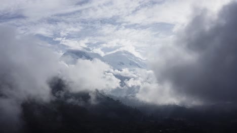 雲之間的胡阿斯卡蘭山上升,秘魯的安卡什 - 4k