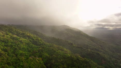 Místico-Vuelo-De-Drones-Sobre-Exuberantes-Montañas-Con-Densas-Nubes-Grises-En-El-Cielo