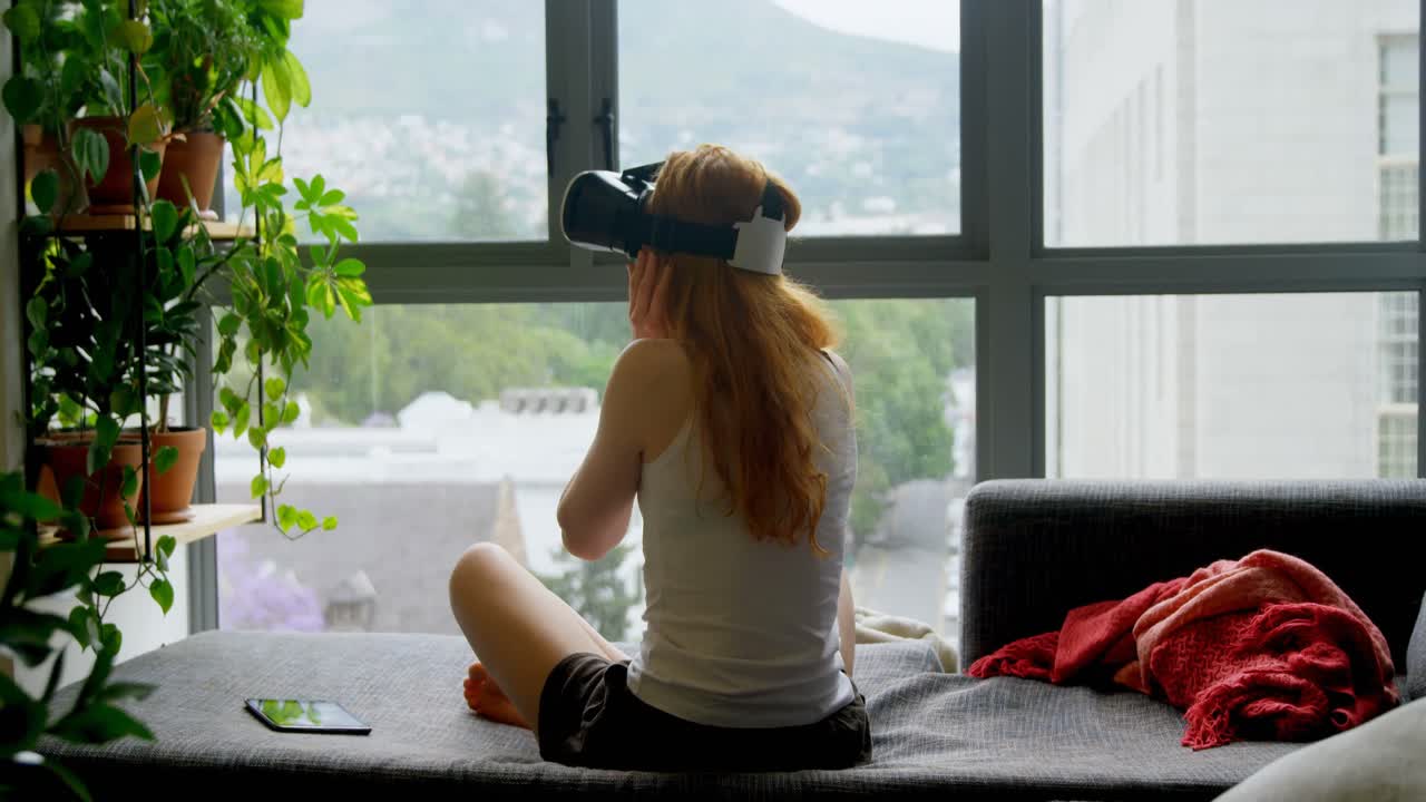 거실 4k에서 가상 현실 헤드 ⁇ 을 사용하는 여성