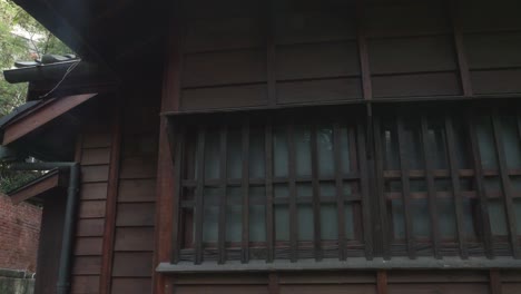 타다 에키치 (tada eikichi) 의 아시아 스타일의 집을  ⁇ 는 나무 슬래트 바의 클로즈업 세부 사항