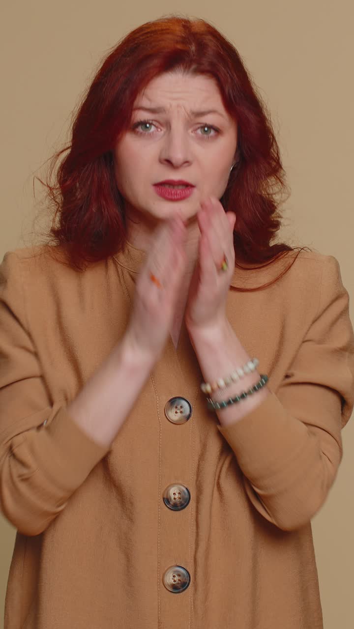 Donna malata che tossisce e copre la bocca con la mano che si sente male sintomi di allergia o infezione virale