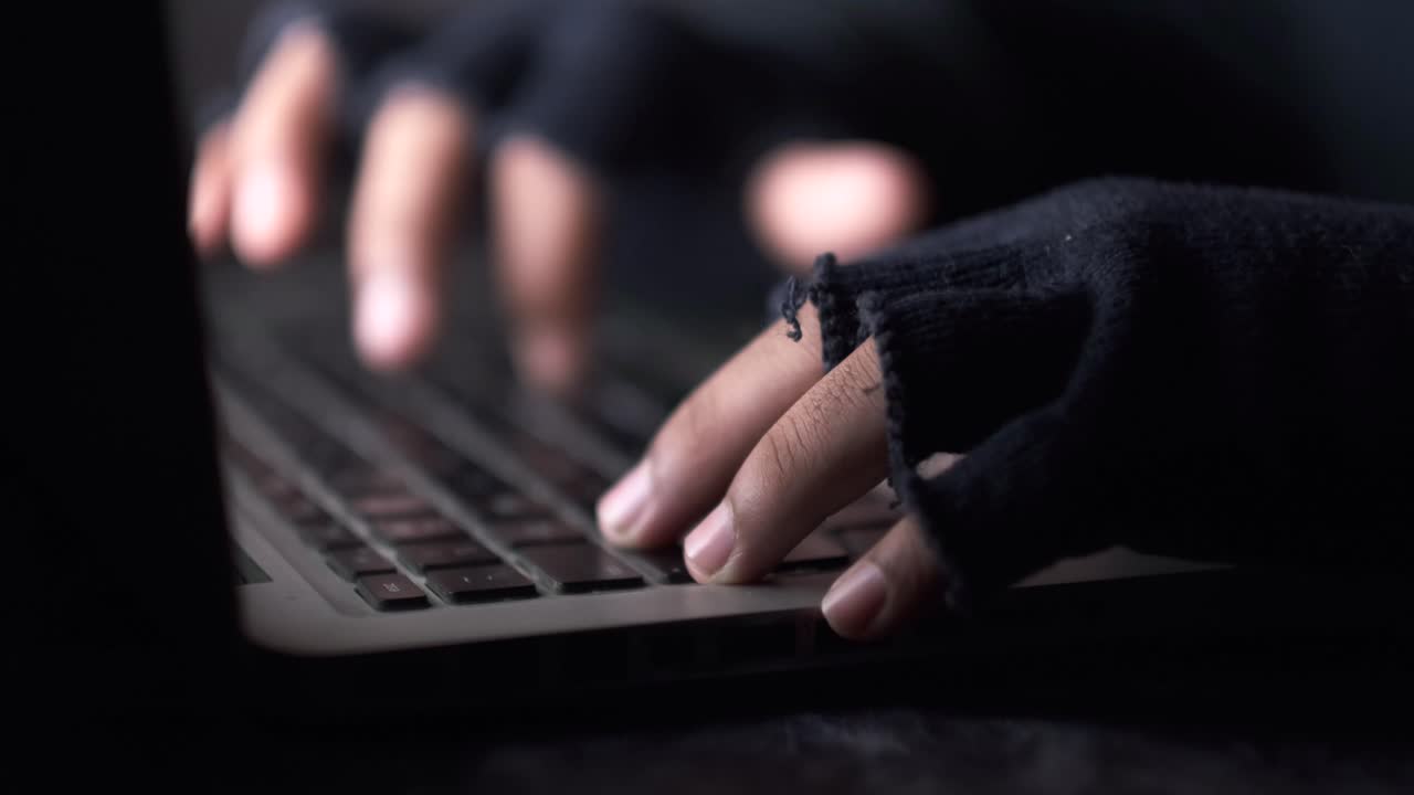 노트북을 해킹하는 사람