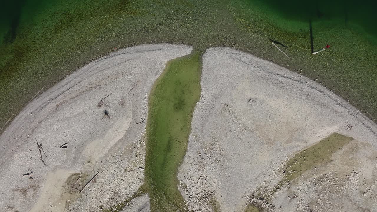aerial de un pequeño delta de un río