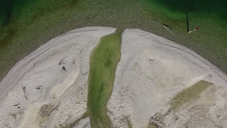 aerial de un pequeño delta de un río