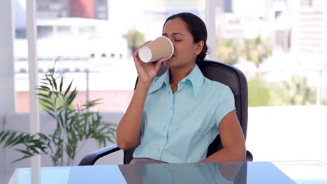 Mujer-Bien-Vestida-Tomando-Un-Café