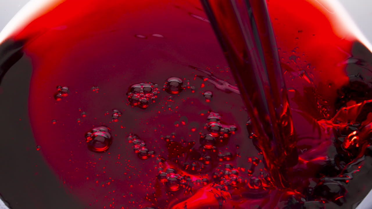 vino rojo chorro de llenado de vaso de primer plano. líquido alcohólico fresco swashing vaso de vino